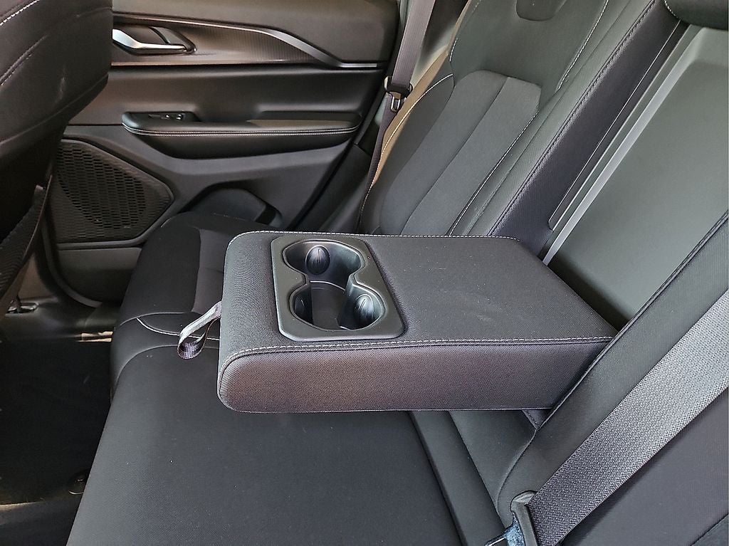 2023 Jeep Grand Cherokee Laredo 4WD