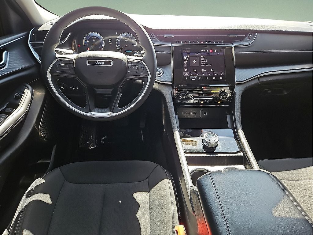 2023 Jeep Grand Cherokee Laredo 4WD