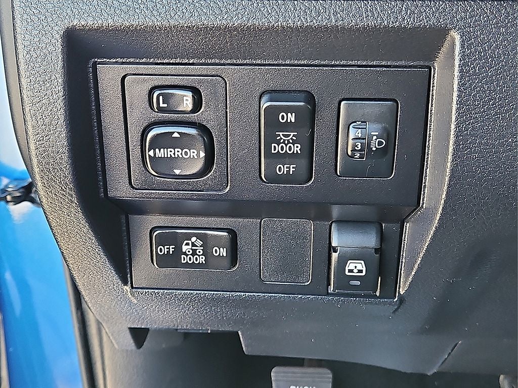 2017 Toyota Tundra SR5 5.7L V8 CrewMax w/66k miles!