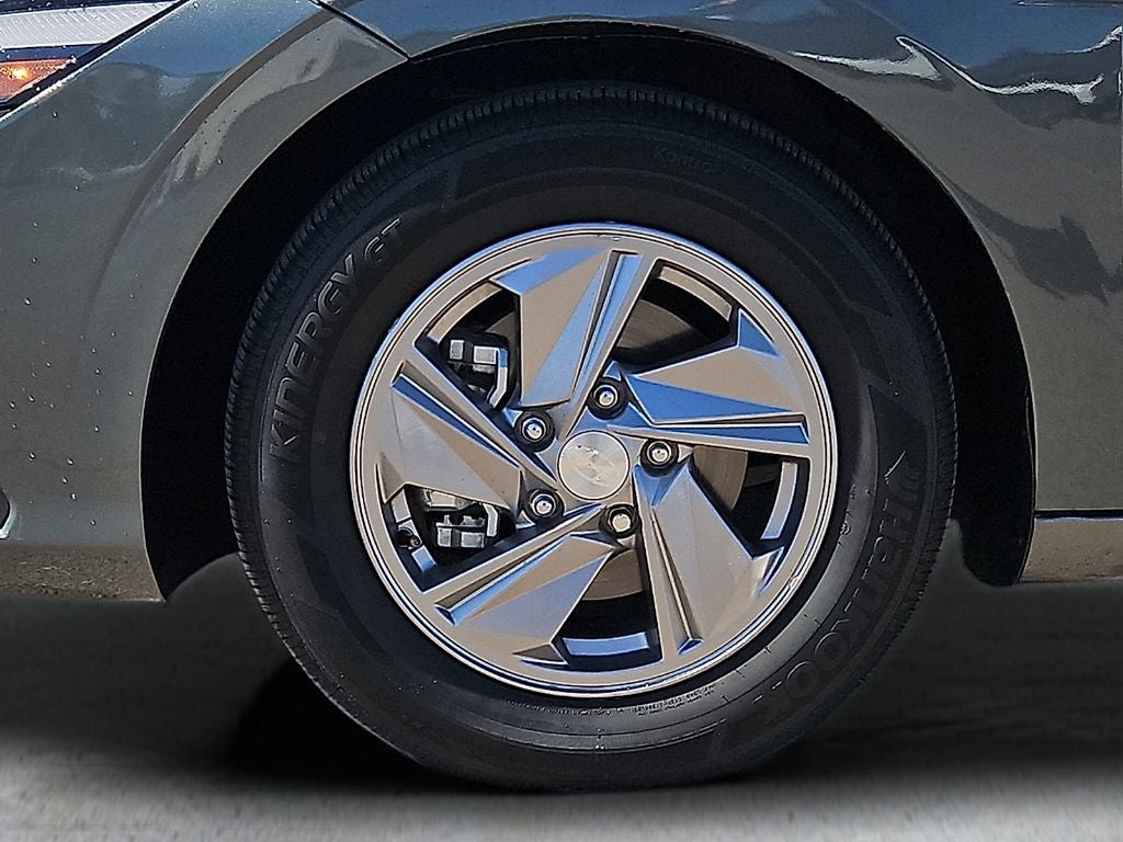 2025 Hyundai Elantra SE - up to 41 MPG Highway