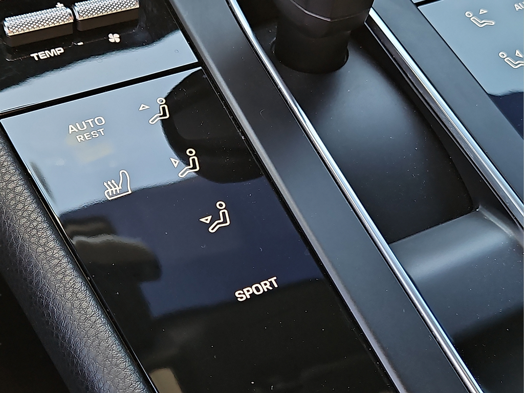 2023 Porsche Macan AWD w/ 8,579 low miles