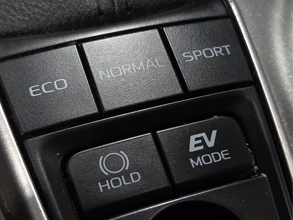 2022 Toyota Camry Hybrid XLE