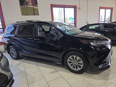 2022 Toyota Sienna XLE 8 Passenger
