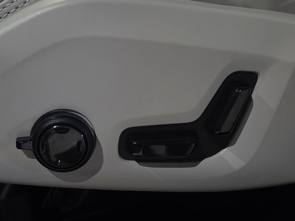 2024 Volvo XC60 B5 Ultimate Dark Theme