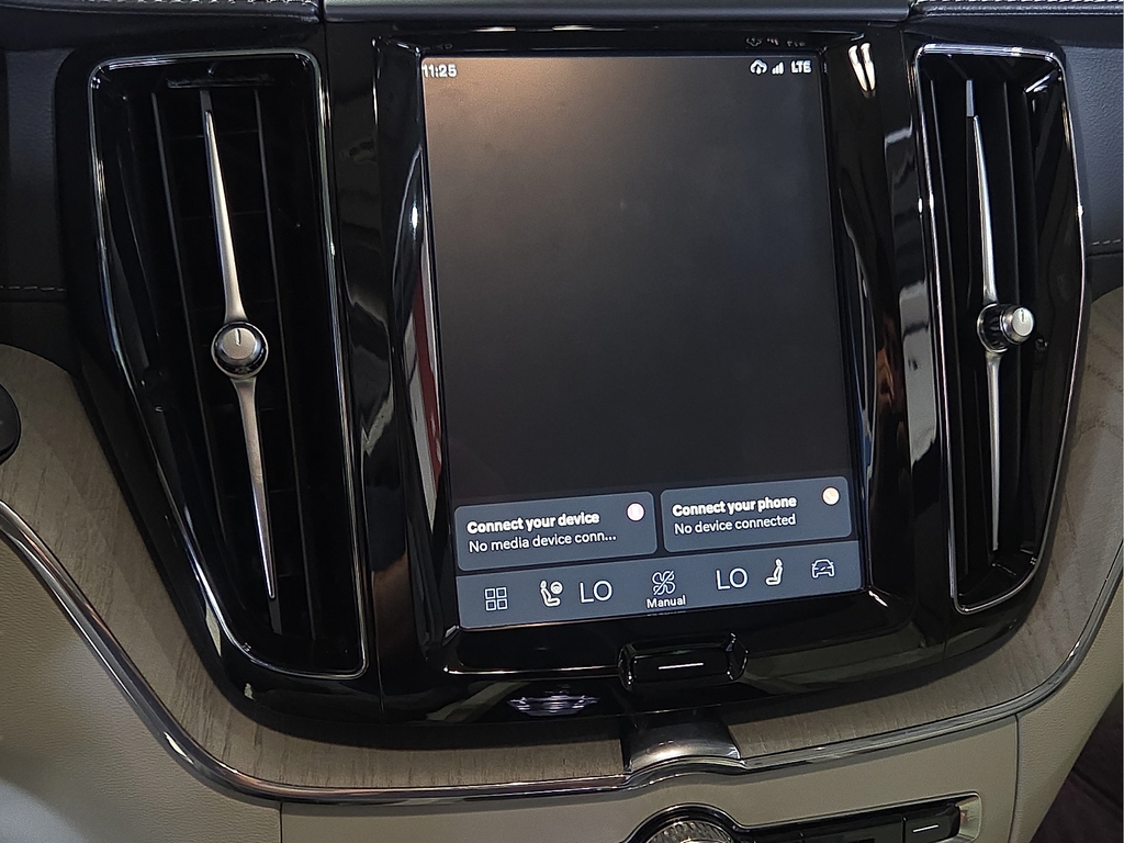 2024 Volvo XC60 B5 Ultimate Dark Theme